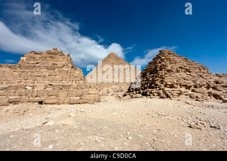 Die Überreste von 2 Königinnen-Pyramiden und der größeren Mykerinos-Pyramide hinter ihnen mit Whispy weißen Wolken in Gizeh, Kairo, Ägypten Stockfoto