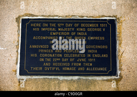 Eine Tafel unter einem Obelisken markiert den Ort der Krönung Durbar in Delhi, Indien. Der Ort erinnert an die Durbar von 1911 Stockfoto