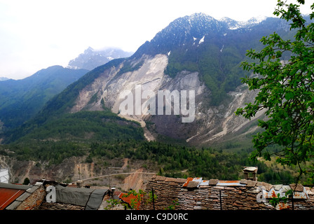 Ein Blick auf Casso, im Hintergrund Berg Toc und die riesigen Erdrutsch, der das Bett des hydroelektrischen Vorratsbehälter zu überfallen. Stockfoto