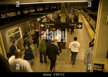 U-Bahn-Plattform am Rathaus/Brooklyn Bridge Station in Manhattan Stockfoto