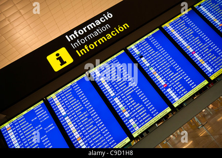 Abflüge Plakatwand, internationalen Flughafen Barcelona El Prat, Katalonien, Spanien Stockfoto