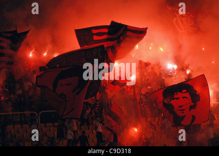 FUßBALL-FANS LEUCHTEN DAS MARACANA-STADION IN RIO DE JANEIRO BRASILIEN, DEN LOKALRIVALEN FLUMINESE UND FLAMENCO GEGENEINANDER SPIELEN. Stockfoto