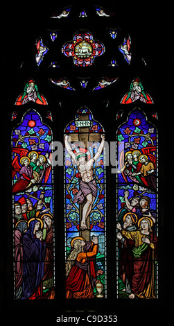 Glasfenster von Michael O'Connor Darstellung der Kreuzigung, St Mary die Jungfrau Kirche, West Quantoxhead, Somerset Stockfoto