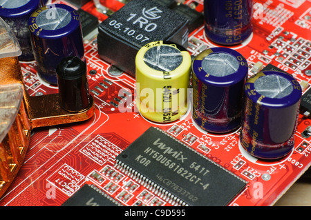Elektronikplatine mit Kondensatoren, integrierte Schaltungen und andere Komponenten. Stockfoto