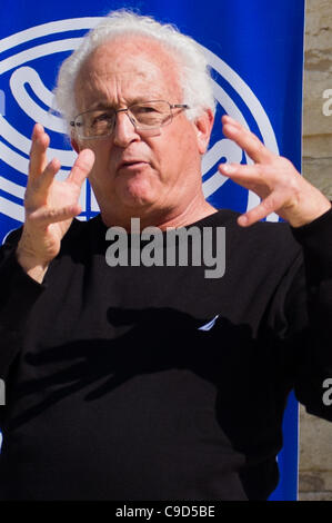 Jerusalem, Israel. 23. November 2011. Professor Ronny Reich von der Universität Haifa beschreibt jüngste archäologische Funde, dass die Klagemauer und Robinsons Bogenkonstruktion in König Herodes Leben auf einer Pressekonferenz unter Robinsons Bogen in Gan HaOfel archäologischen Park nicht abgeschlossen wurde. Stockfoto