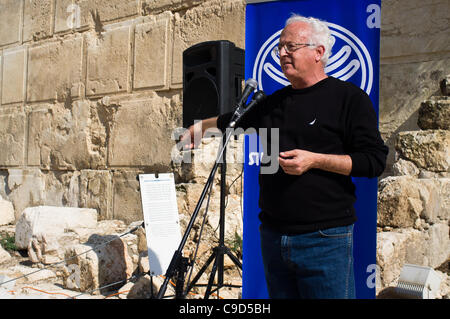 Jerusalem, Israel. 23. November 2011. Professor Ronny Reich von der Universität Haifa beschreibt jüngste archäologische Funde, dass die Klagemauer und Robinsons Bogenkonstruktion in König Herodes Leben auf einer Pressekonferenz unter Robinsons Bogen in Gan HaOfel archäologischen Park nicht abgeschlossen wurde. Stockfoto