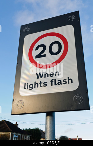 20 km/h variablen Geschwindigkeitsbegrenzung Zeichen Stockfoto