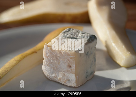 typisch italienisches Rezept. Gorgonzola-Käse mit Birnen Stockfoto