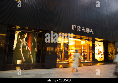 Japan, Honshu, Tokio, Ginza, Shopper zu Fuß durch die Prada-Geschäft auf Chou-Dori Avenue. Stockfoto