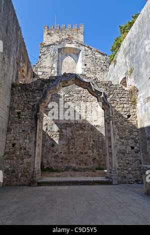 Halten Sie gesehen von Nossa Senhora da Pena Kirche (aka Santa Maria da Pena) Ruinen, in der Burg von Leiria. Leiria, Portugal. Stockfoto