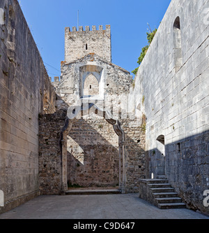 Halten Sie gesehen von Nossa Senhora da Pena Kirche (aka Santa Maria da Pena) Ruinen, in der Burg von Leiria. Leiria, Portugal. Stockfoto