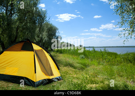 Gelbe Zelt am Ufer des Sees Stockfoto