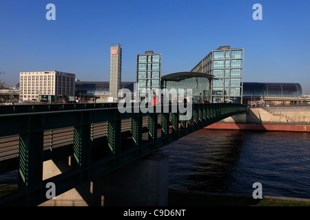 Blick auf den Berliner Hauptbahnhof über die Gustav-Heinemann-Brücke über die Spree, die Berlin-Moabit und Tiergarten in Berlin verbindet Stockfoto