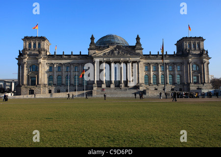 Blick vom ehemaligen Königsplatzinof am Reichstagsgebäude des Deutschen bundestages Sitz des Deutschen Bundestages im Neorenaissance-Stil in Berlin Deutschland in Berlin Deutschland Stockfoto