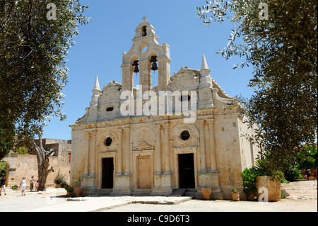 Moni Arkadiou. Kreta. Griechenland. Blick auf die markante goldenen Stein venezianischen Kirche in das schöne Kloster Arkadiou. Stockfoto