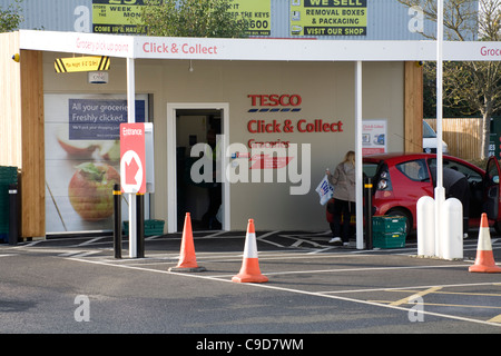 UK-Blonde kurzhaarige Frau sammeln Lebensmittel bestellt online von Tesco Stockfoto