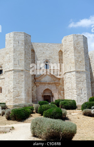 Puglia. Italien. Blick auf die massive achteckige Castel Del Monte, die zum Unesco-Weltkulturerbe ist. Stockfoto