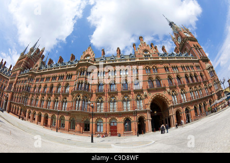 St Pancras Renaissance Hotel außen im Sommersonnenschein, Bahnhof Kings Cross St. Pancras Eurostar Terminal Railway, London UK Stockfoto