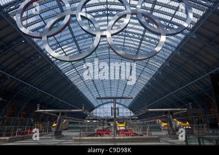 Olympische Ringe-Logo in den Eurostar-Terminal am Bahnhof Kings Cross St Pancras Railway, London, England, UK, Vereinigtes Königreich, GB Stockfoto