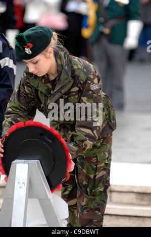 Eine weibliche NCO vom Royal Irish Regiment, legt einen Kranz am Kriegerdenkmal, Londonderry am Remembrance Day Sonntag. Stockfoto