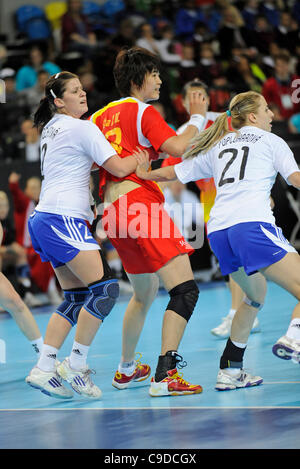 Zhengwen SHA (CHN) umgeben von Ivana TROCHTOVA (SVK) und Petra POPLUHAROVA (SVK) während der London bereitet Handball Testevent - Slowakei V China, Handball Arena, Olympiapark, London, England 23. November 2011. China gewann 28-26 Stockfoto