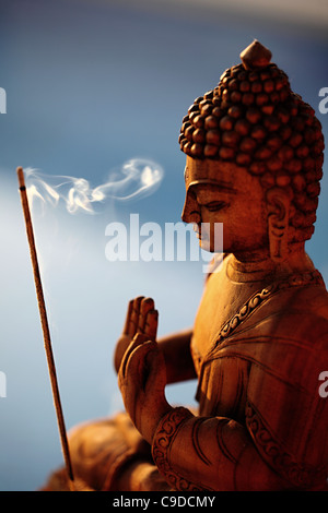 Maitreya Buddha mit Weihrauch brennen Indien Stockfoto