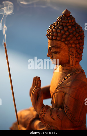Maitreya Buddha mit Weihrauch brennen Indien Stockfoto