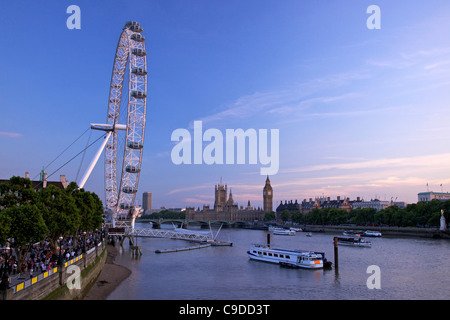 Ansicht des London Eye, Houses of Parliament, Big Ben und die Themse, die Golden Jubilee Bridge Abend Sonnenschein im Sommer Stockfoto