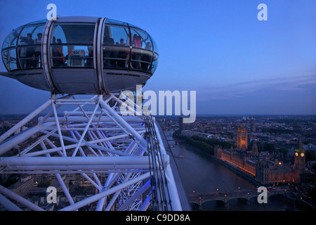 Ansicht der Passagier Pod Kapsel, Houses of Parliament, Big Ben und die Themse vom London Eye in der Abenddämmerung, London, England Stockfoto