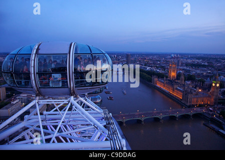 Ansicht der Passagier Pod Kapsel, Houses of Parliament, Big Ben und die Themse vom London Eye in der Abenddämmerung, London, England Stockfoto