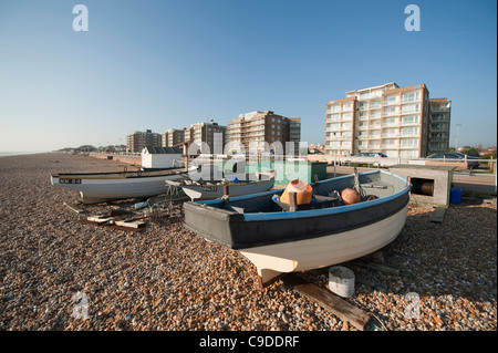 Direkt am Meer und Wohnungen in Bexhill on Sea, East Sussex, England mit gestrandeten Angelboote/Fischerboote Stockfoto