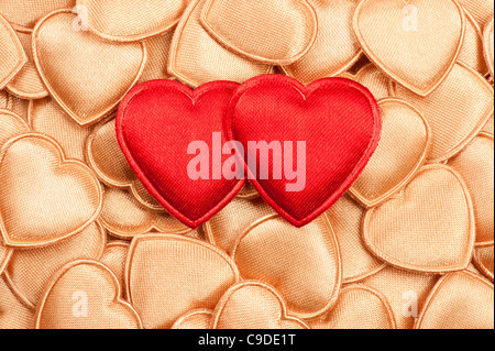 Zwei rote Herzen auf Goldene Herzen Stockfoto