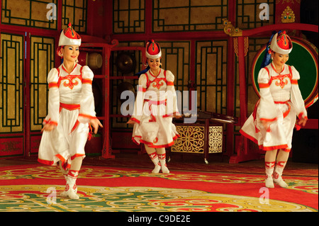 Tumen Ekh Ensemble führen traditionelle mongolische Tanz, Musik, Theater in Ulan Bator. Stockfoto