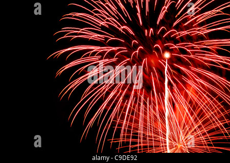 Langzeitbelichtung mehrere orange und rote Feuerwerk gegen einen schwarzen Himmel Stockfoto