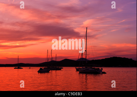 Yachten und Boote am Adriatischen Meer Bucht im Abendlicht. Stockfoto