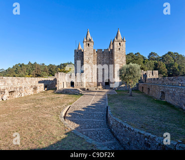 Bailey und der Feira Burg. Santa Maria da Feira, Portugal. Stockfoto