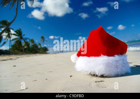 Weihnachtsmann Mütze am Karibik-Strand, Nahaufnahme Stockfoto