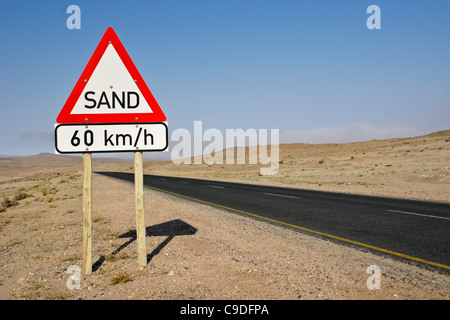 Warnschild am Highway, Namibia Stockfoto