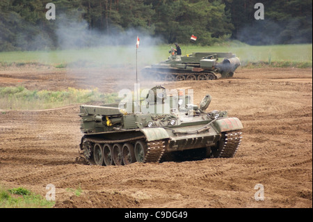 alten Tank "Nationale Volksarmee" in Deutschland, jetzt benutzt für einen privaten Panzer Fahrschule, während der Fahrt auf erdigen Boden Stockfoto