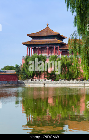 Wassergraben Sie um die Verbotene Stadt und die Dong Hua Men Osttor, Peking, Volksrepublik China, Asien Stockfoto