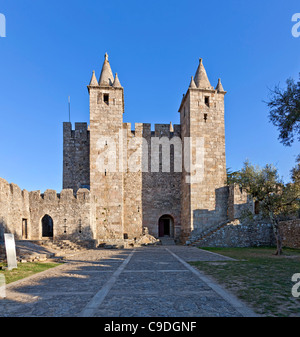 Bailey und der Feira Burg. Santa Maria da Feira, Portugal. Stockfoto