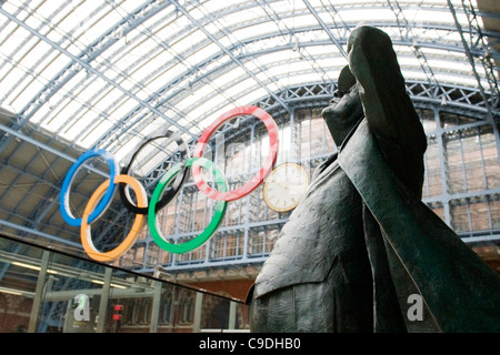 London, St Pancras Station Bronzestatue des Poet Laureate Sir John Betjeman von 1906 bis 1984 Olympischen Ringe Stockfoto