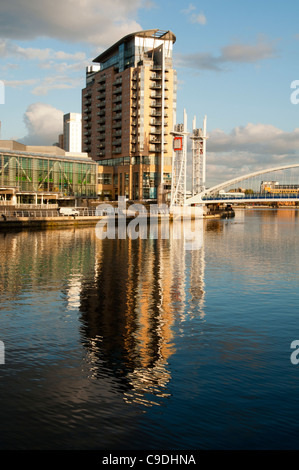 Das Lowry Centre, Imperial Point Wohnblock und die Fußgängerbrücke Millennium (Lowry), Salford Quays, Manchester, England, UK Stockfoto