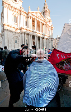 Haare schneiden bei besetzen London Protest camping außerhalb Londons St Pauls Cathedral Stockfoto