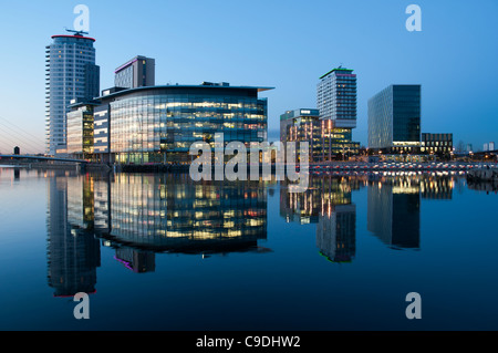 Die MediaCityUK komplexe und Swing Steg, über den Manchester Ship Canal bei Salford Quays, Manchester, England, UK. Stockfoto