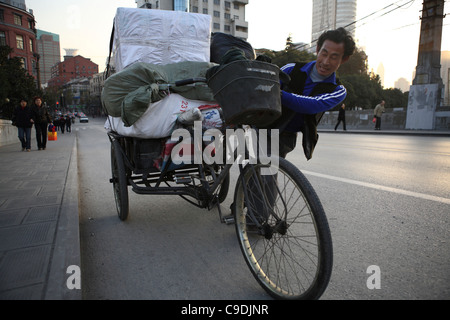 Migrationshintergrund Bauer Arbeitnehmer verdiene Geld durch das Sammeln von & Verkauf von Materialien können recycelt werden, Shanghai, China, Asien Stockfoto