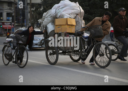 Migrationshintergrund Bauer Arbeitnehmer verdiene Geld durch das Sammeln von & Verkauf von Materialien können recycelt werden, Shanghai, China, Asien Stockfoto