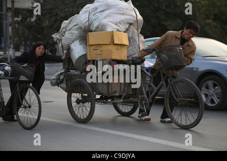 Migrationshintergrund Bauer Arbeitnehmer verdiene Geld durch das Sammeln von & Verkauf von Materialien können recycelt werden, Shanghai, China, Asien Stockfoto