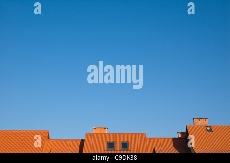 Rote Dächer gegen klare, blaue Himmel Stockfoto