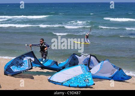 Kitesurfen im Mittelmeer fotografiert in Haifa, Israel Stockfoto